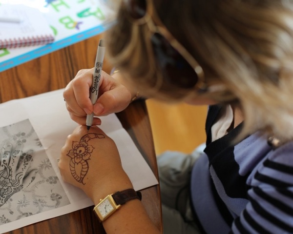 How To Do Your Own Henna Tattoo - Tips To Make Mehndi Tattoos At Home